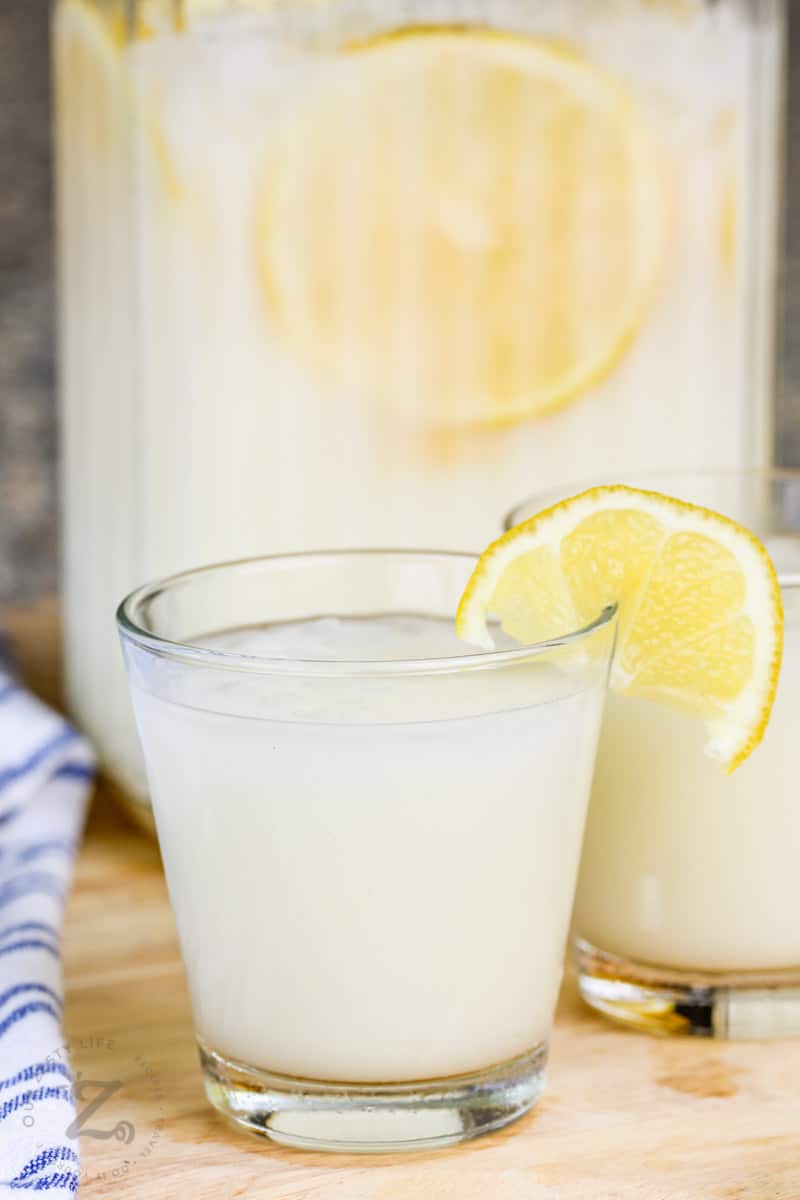close up of Creamy Lemonade in glasses