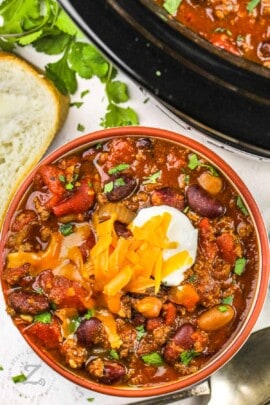 Crockpot Chili Slow Cooker Chili with cheese and sour cream