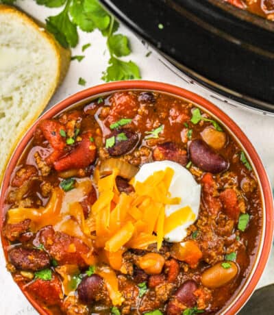 Crockpot Chili Slow Cooker Chili with cheese and sour cream