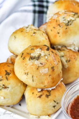 Garlic cheese bombs on a serving plate.
