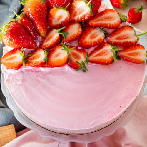 no bake strawberry cheesecake topped with sliced strawberries