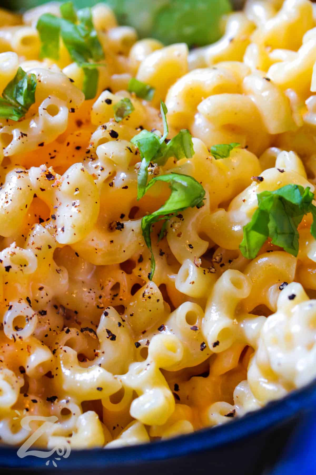 close up of Creamy Mac and Cheese in a blue bowl