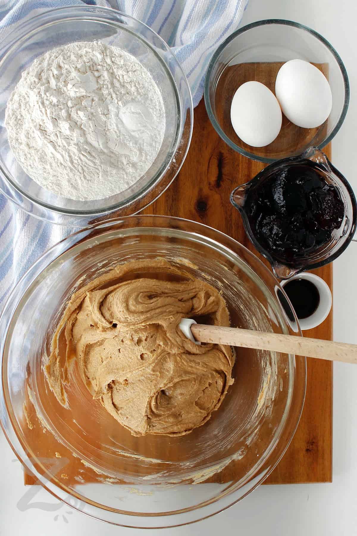 Butter, brown sugar and peanut butter creamed together to make peanut butter and jelly bars