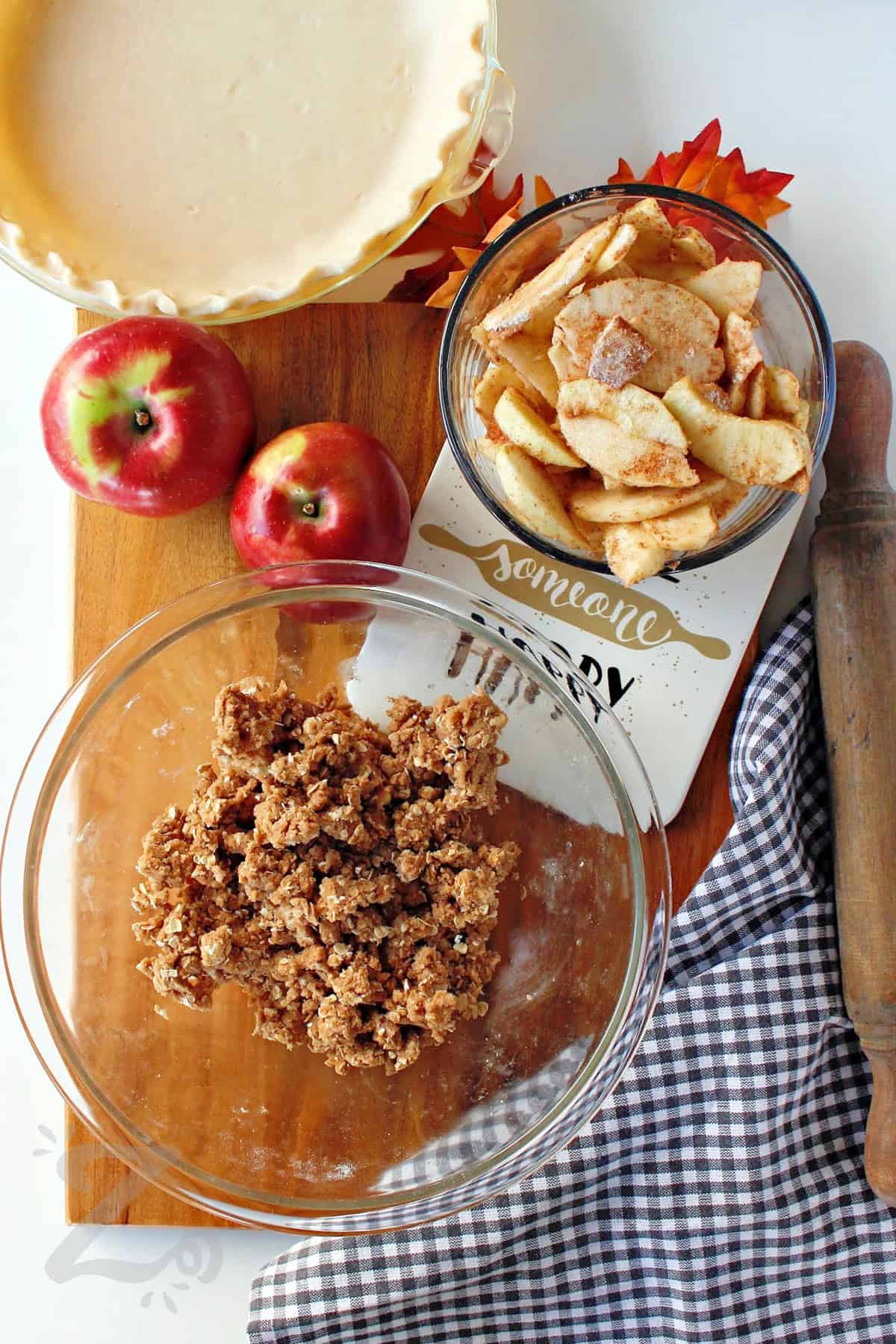 pie crust, seasoned apples in a bowl, and topping in a bowl to make apple crumb pie