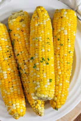 4 grilled cobs of corn on a plate