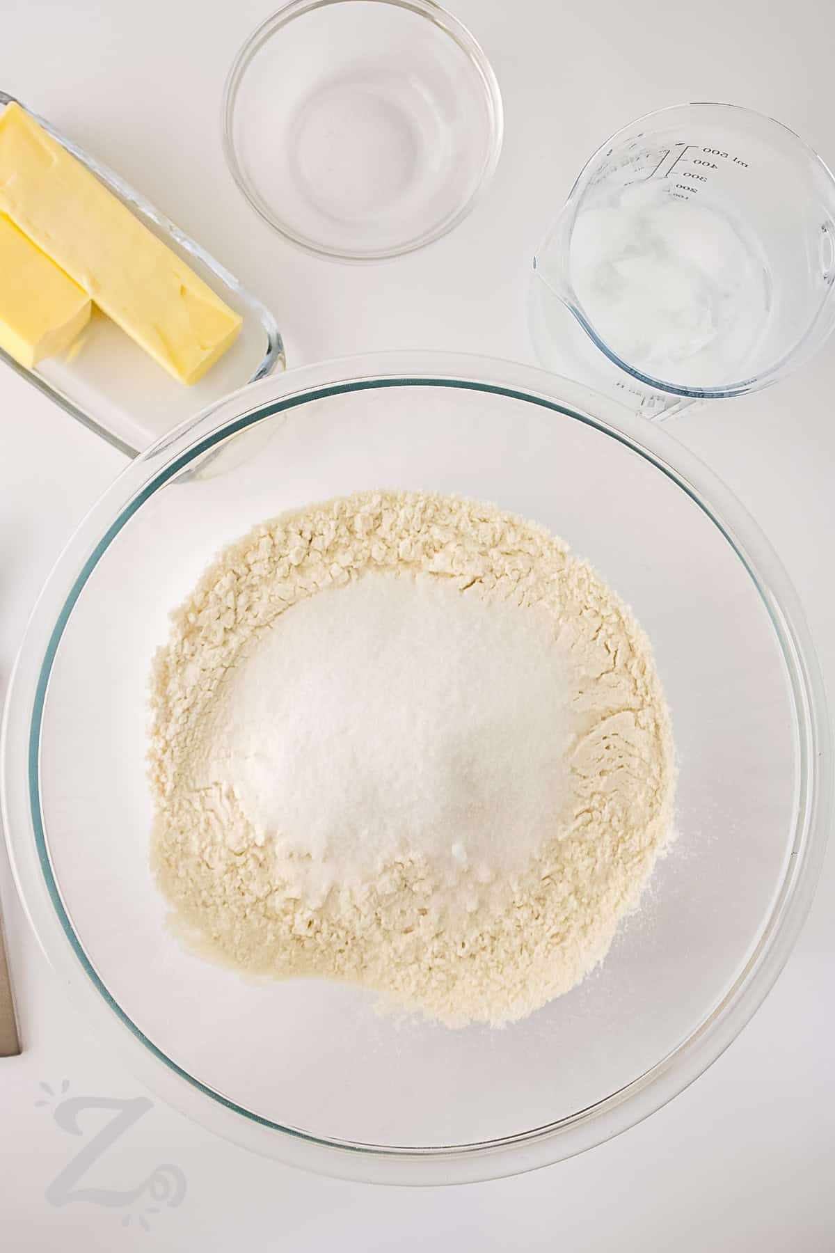 adding dry ingredients together to make Easy Pie Crust