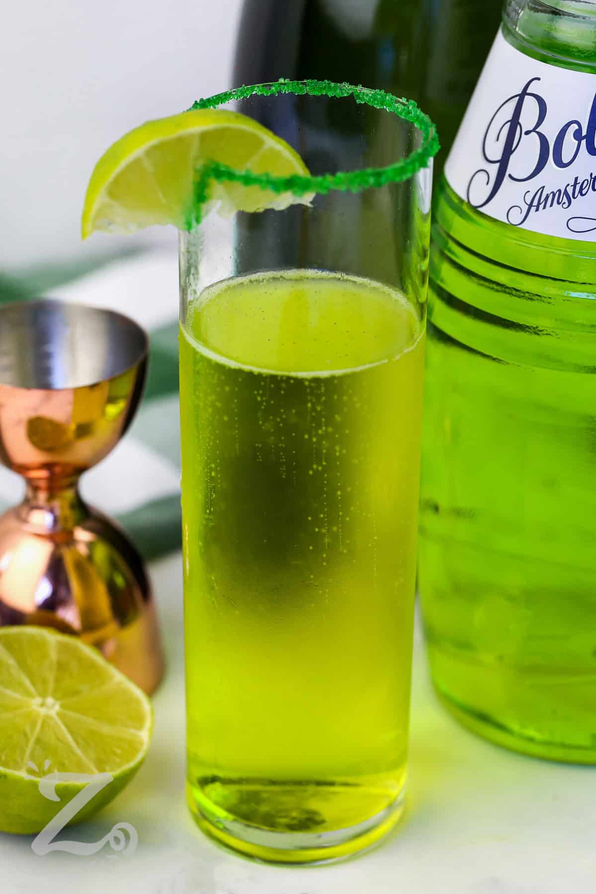 Sparkling Shamrock Cocktail with a slice of lime