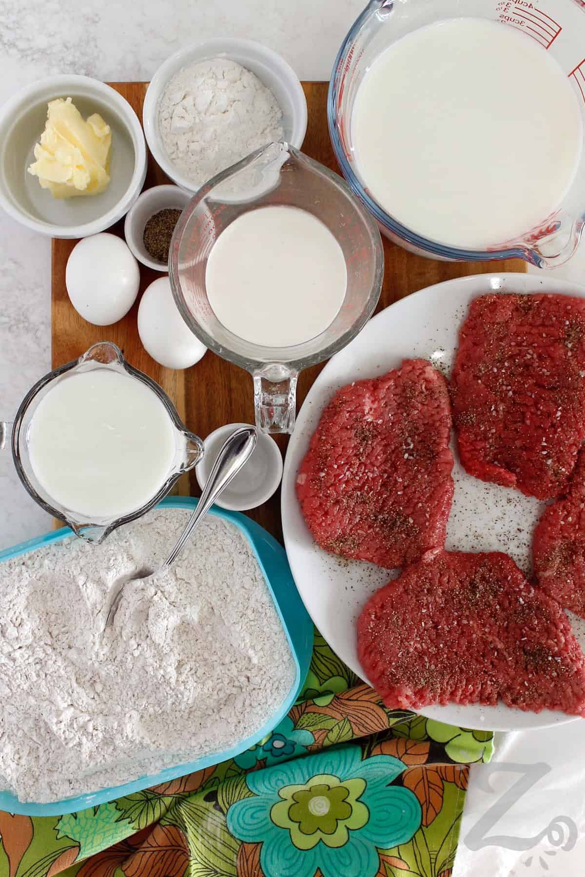 process to make chicken fried steak with country gravy where the seasonings were added to the flour